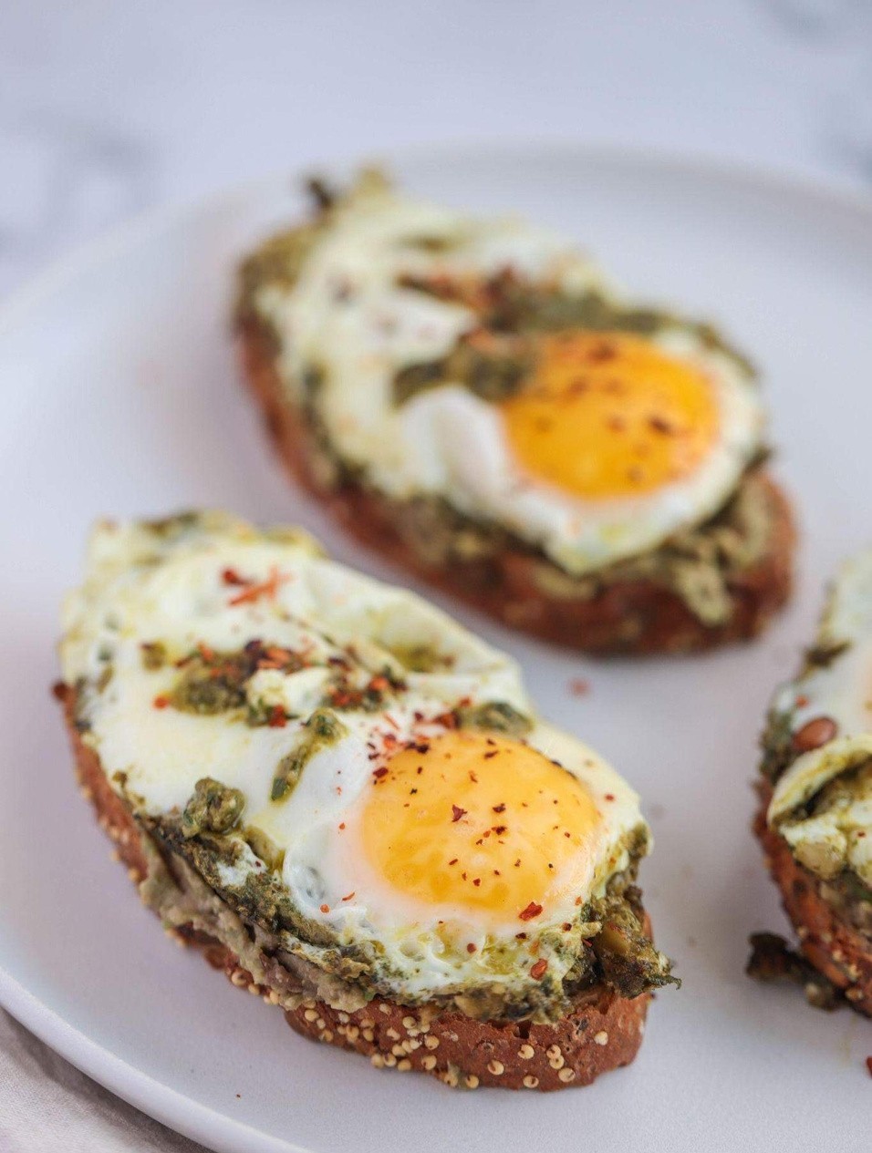 QUICK PESTO EGGS